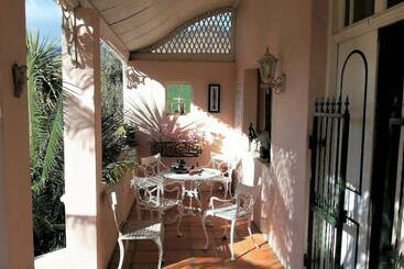 Bed and Breakfast Squirrels Corner