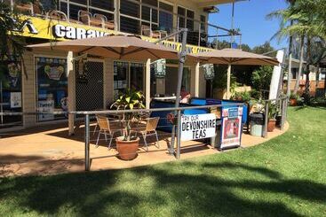 Отель Riviera Caravan Park