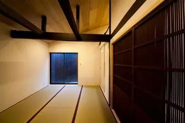 一軒屋 Kamishichiken Umenotoan