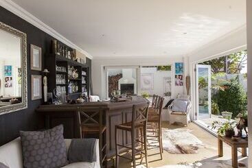 Majatalo Sandals Guest House