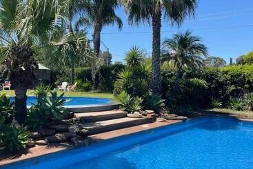 בית מלון כפרי Country Leisure Motor Inn