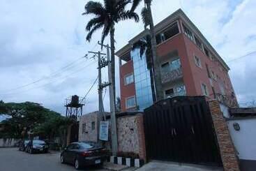 هتل Esado Conference Centre And Suites