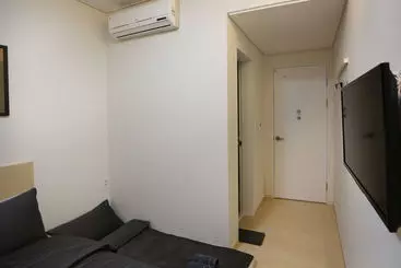 Runway Guesthouse  Hostel