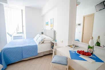 تختخواب و صبحانه Solemare