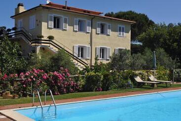 هتل Tirrena Bike & Country