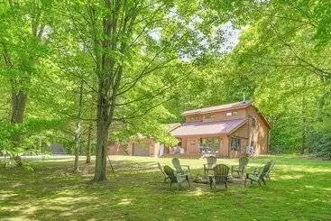 Mökkimajoitus Alden Home W/ Fire Pit: Steps To Torch Lake!