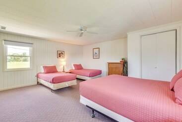 コテージ Howe Retreat W/ Fire Pit + Private Boat Dock!