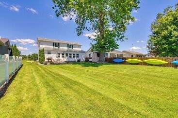 Vakantiehuisje Howe Retreat W/ Fire Pit + Private Boat Dock!