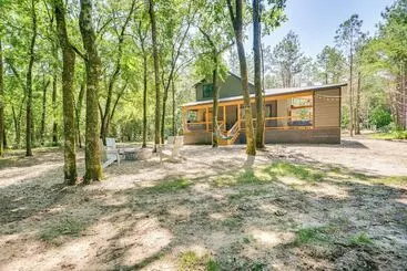 Mökkimajoitus Riverfront Broken Bow Cabin W/ Private Hot Tub!