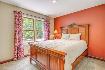 Сельский дом Lake Lure Mountain Retreat W/ Fire Pit & Gas Grill