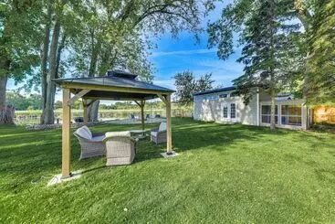 Mökkimajoitus Lakefront Antioch Home W/ Dock, Kayaks & Game Room