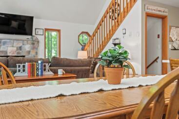 Сельский дом Tawny And Peaceful Game Room, Firepit, Patio/deck, Workspace