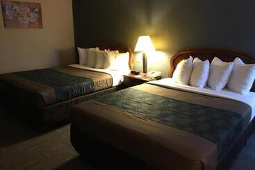 Отель Econo Lodge Inn & Suites Radfordblacksburg Area