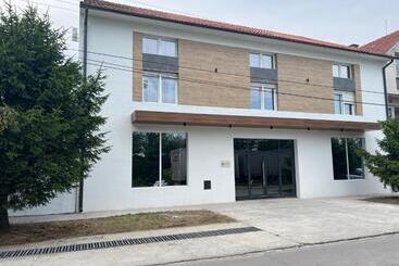 هتل آپارتمان Sremsky Inn