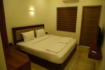 هتل West Gate Airport Residency