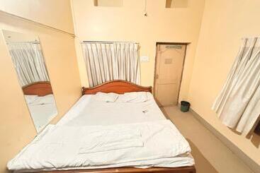 Pensionat Oyo Home Omm Guest House Homestay