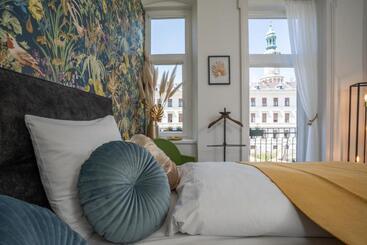 V62 Studio Apartments  In The Downtown