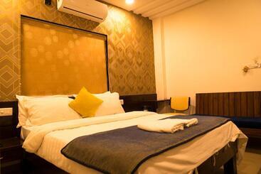 Hotel The Flamboyant Natraj