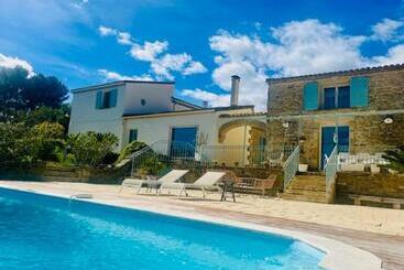 펜션 Domaine En Pierre Avec Piscine Et Jacuzzi Au Mas Lucia