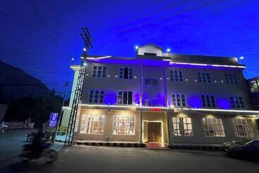 Bottleneck Hotel & Resturant