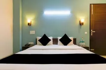 Hotel Lucky Stays Sec 51