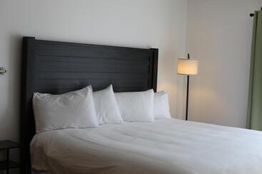 بنسيون Bridge Inn Tomahawk   Suite 201, Kitchen, Hot Tub, Fireplace, Balcony, River View