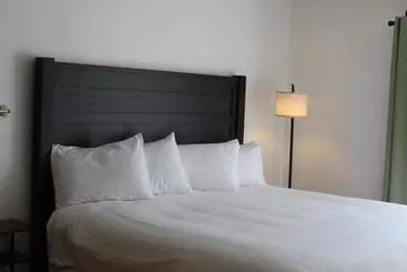 ペンション Bridge Inn Tomahawk   Suite 201, Kitchen, Hot Tub, Fireplace, Balcony, River View