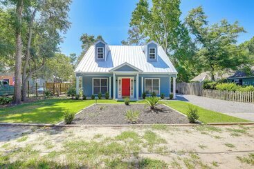 Mökkimajoitus Cute Pawleys Island Home: Swim, Golf, Shop & More!