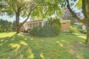 Landhus Sinking Spring Home W/ Large Sunroom & Fire Pit!