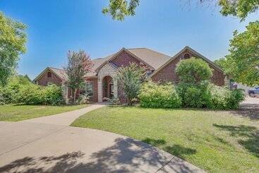 Hus på landet Sunny Stephenville Home W/ Pool: 4 Mi To Downtown