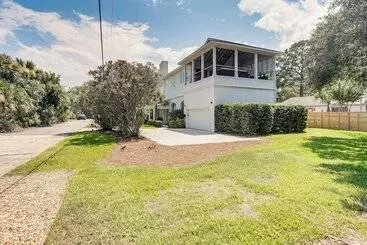 Mökkimajoitus Spacious Jekyll Island Home: Steps To The Ocean!