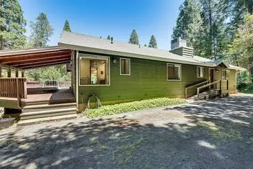 Hus på landet Spacious Riverfront Wilseyville Home W/ Deck!
