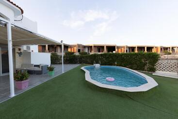 住宿加早餐  Aden Beach   Sea View Room With Beach Access In Villa