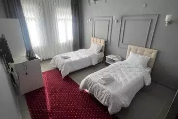 The Hi̇lltop Otel