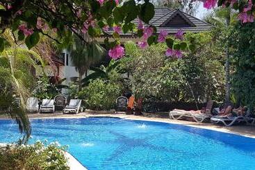 בית מלון כפרי Langi Langi Beach Bungalows