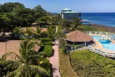 هتل Seagrape Plantation Resort & Dive Center