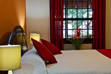 هتل Seagrape Plantation Resort & Dive Center