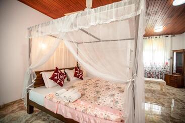 تختخواب و صبحانه Three Shades