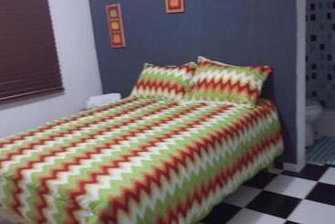 Hotelli Aarony House