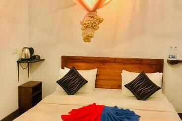 Hotel Ella Hide View