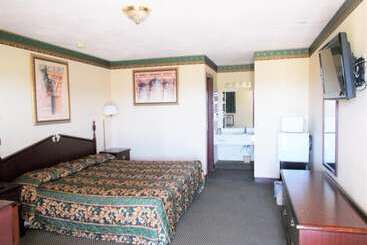 فندق على الطريق Economy Inn