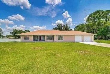 Mökkimajoitus Pet Friendly Ocala Home W/ Screened In Lanai!