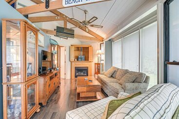 Сельский дом Myrtle Beach Tree House  W/ Deck ~ 7 Mi To Beach!