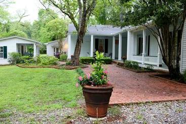 Bed and Breakfast Collina Plantation Inn