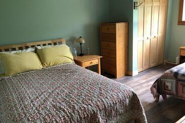 Bed and Breakfast Sawing Logzz Cabin