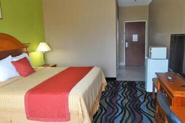 Hotelli Oak Tree Inn & Suites