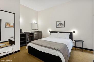 هتل Logan Square Sro