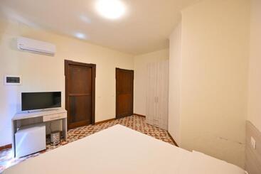 ペンション Figaro Rooms   Ischia