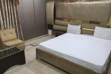 تختخواب و صبحانه Venue Guest House Near Millennium Mall