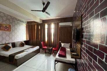 Hotel Blizz Stayz   Trishul Express